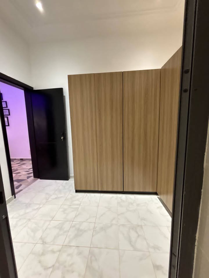 À LOUER – VILLA MEUBLÉE DUPLEX 7 PIÈCES (5 CHAMBRES, 2 SALONS) AVEC JARDIN, TERRASSE, GARAGE ET MINI TERRAIN À ADIDOGOMÉ ATTILAMONOU