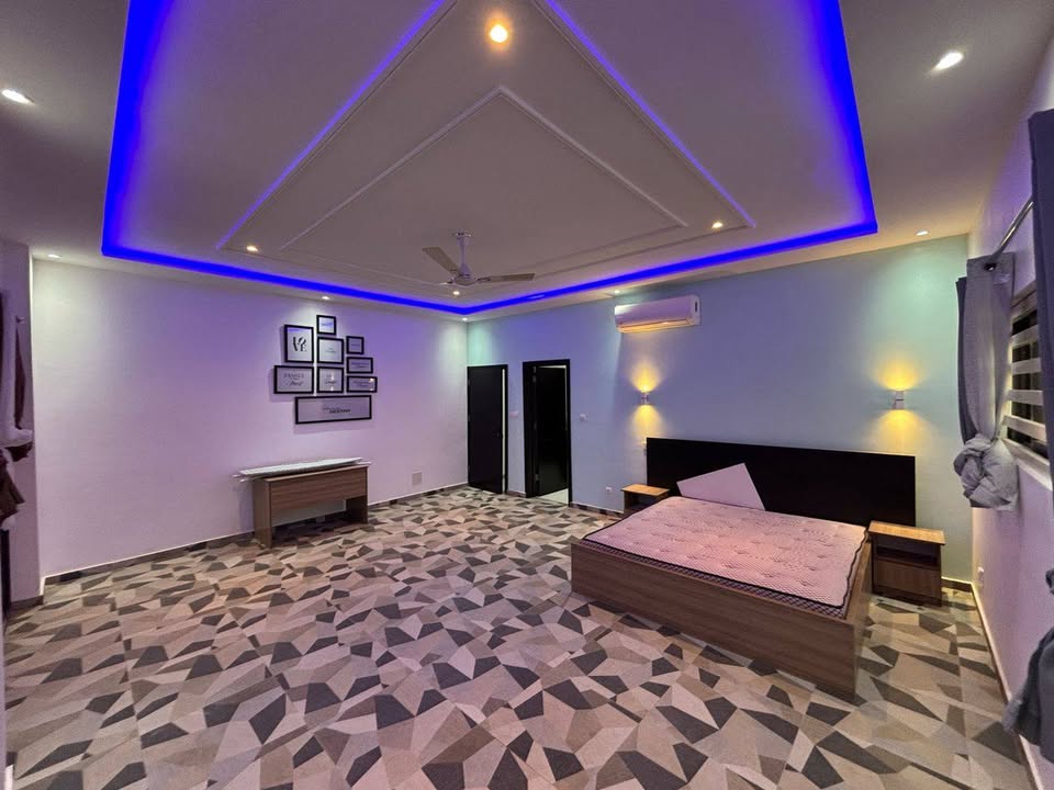 À LOUER – VILLA MEUBLÉE DUPLEX 7 PIÈCES (5 CHAMBRES, 2 SALONS) AVEC JARDIN, TERRASSE, GARAGE ET MINI TERRAIN À ADIDOGOMÉ ATTILAMONOU