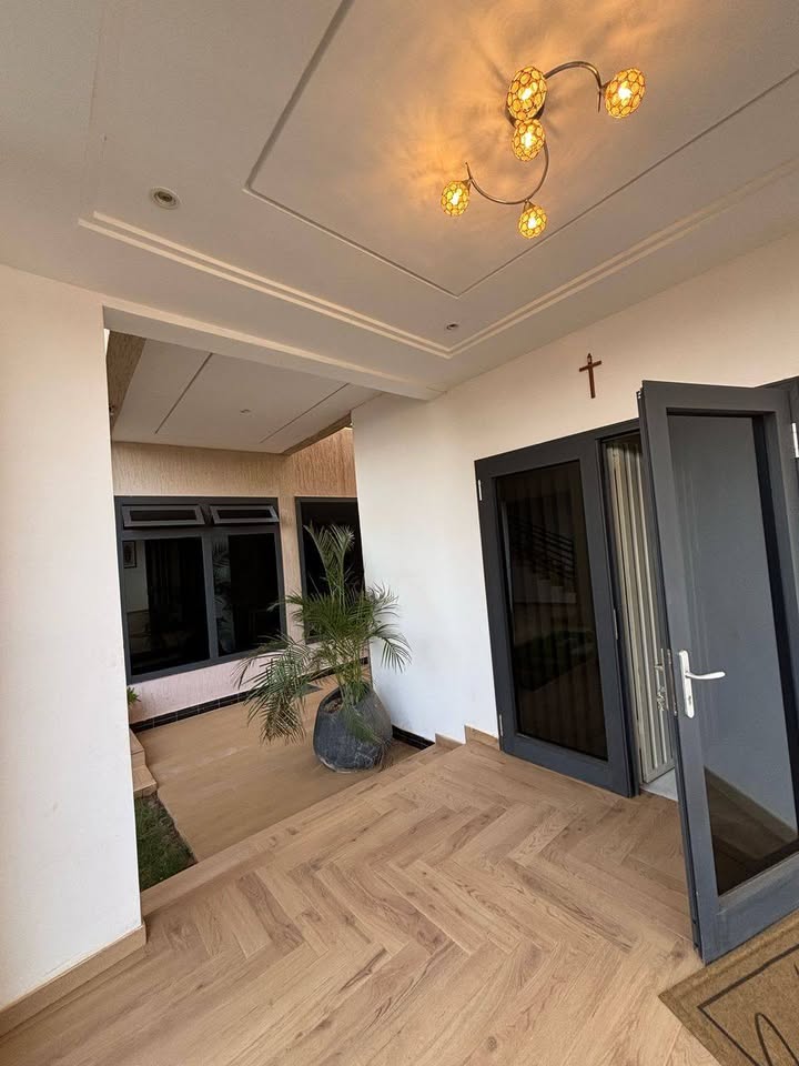 À LOUER – VILLA MEUBLÉE DUPLEX 7 PIÈCES (5 CHAMBRES, 2 SALONS) AVEC JARDIN, TERRASSE, GARAGE ET MINI TERRAIN À ADIDOGOMÉ ATTILAMONOU