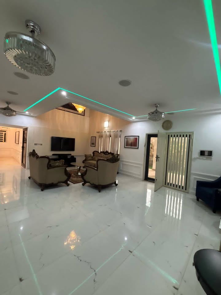 À LOUER – VILLA MEUBLÉE DUPLEX 7 PIÈCES (5 CHAMBRES, 2 SALONS) AVEC JARDIN, TERRASSE, GARAGE ET MINI TERRAIN À ADIDOGOMÉ ATTILAMONOU