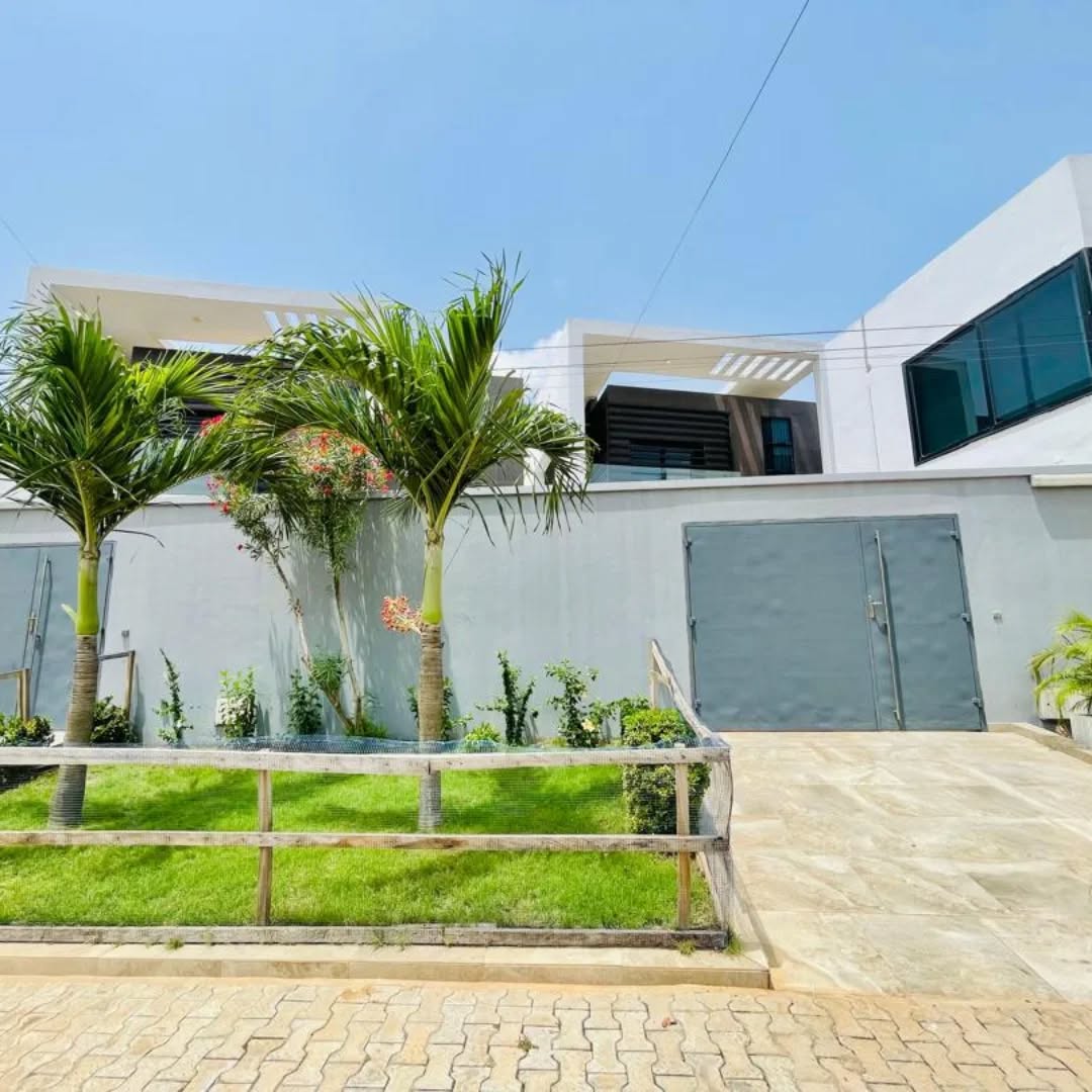 À LOUER : VILLA DUPLEX MEUBLÉ (3 CHAMBRES, BUREAU, GARAGE 2 VOITURES)