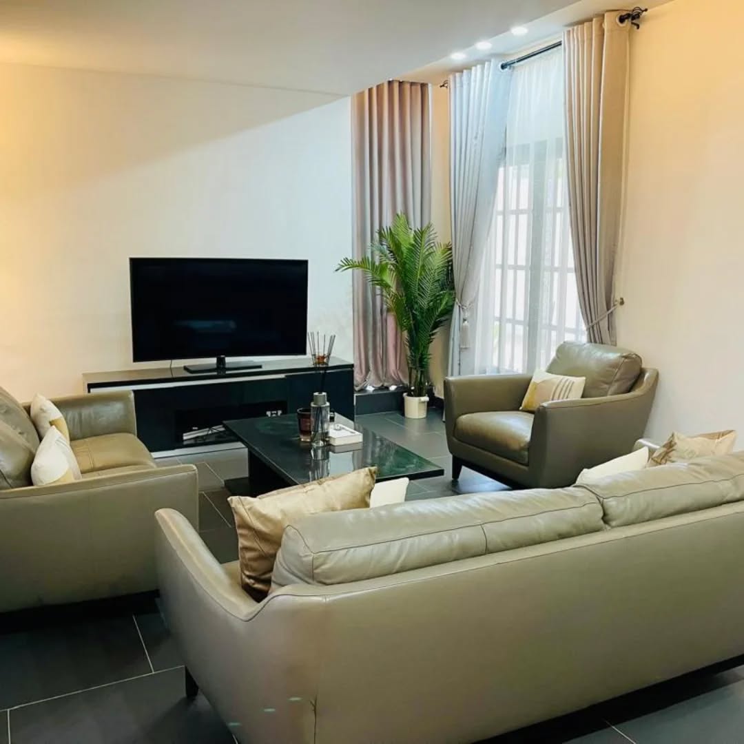 À LOUER : VILLA DUPLEX MEUBLÉ (3 CHAMBRES, BUREAU, GARAGE 2 VOITURES)