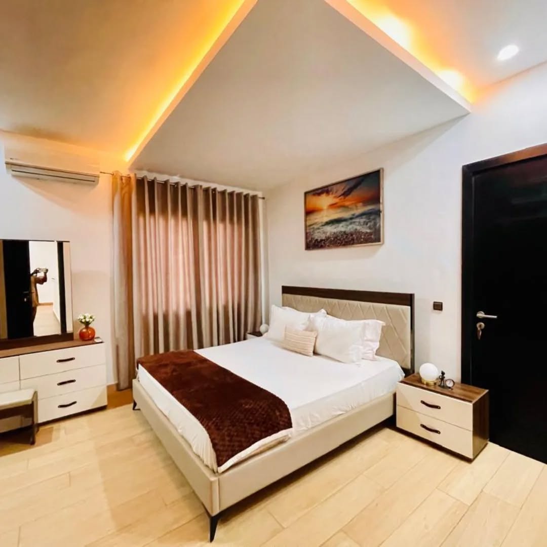 À LOUER : VILLA DUPLEX MEUBLÉ (3 CHAMBRES, BUREAU, GARAGE 2 VOITURES)