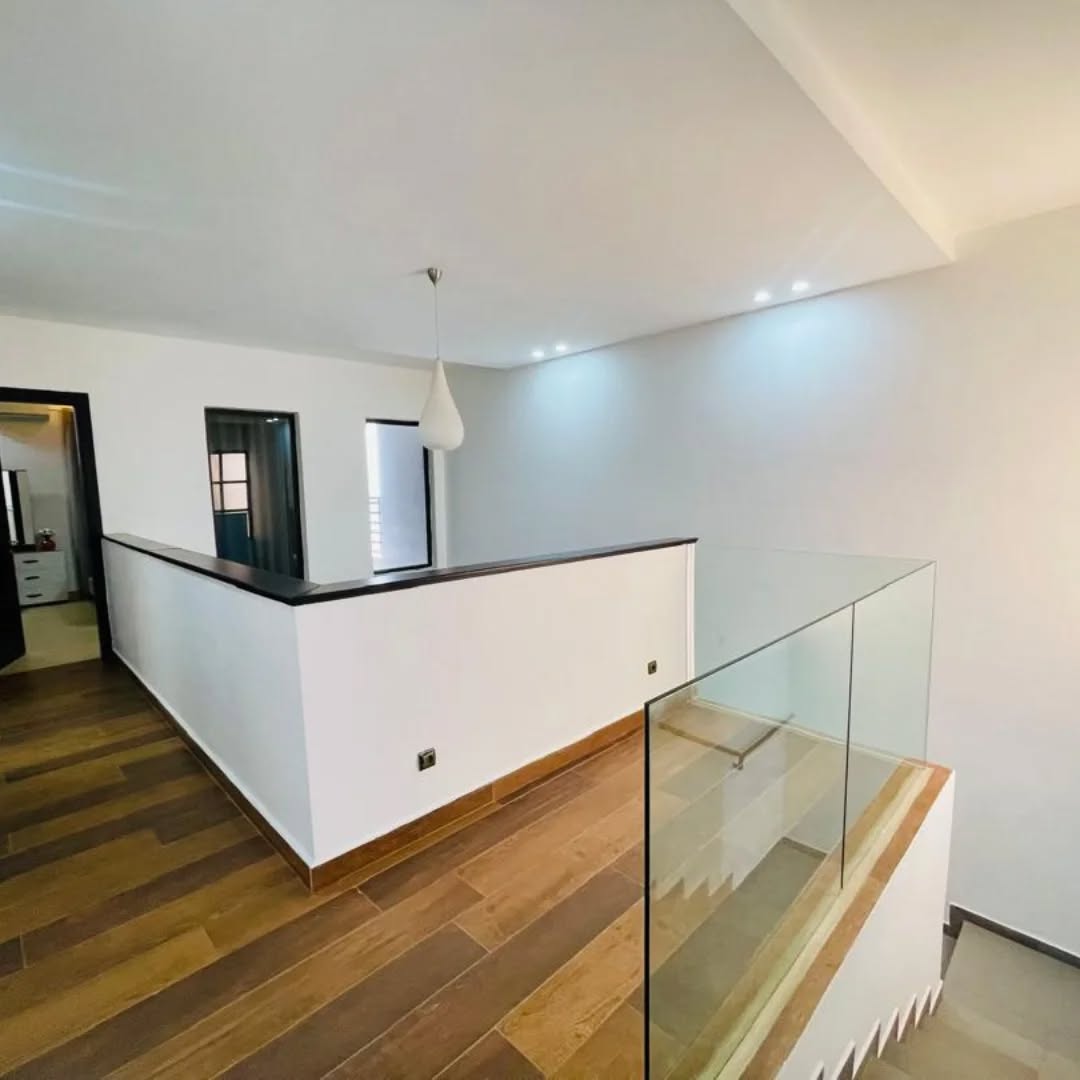 À LOUER : VILLA DUPLEX MEUBLÉ (3 CHAMBRES, BUREAU, GARAGE 2 VOITURES)