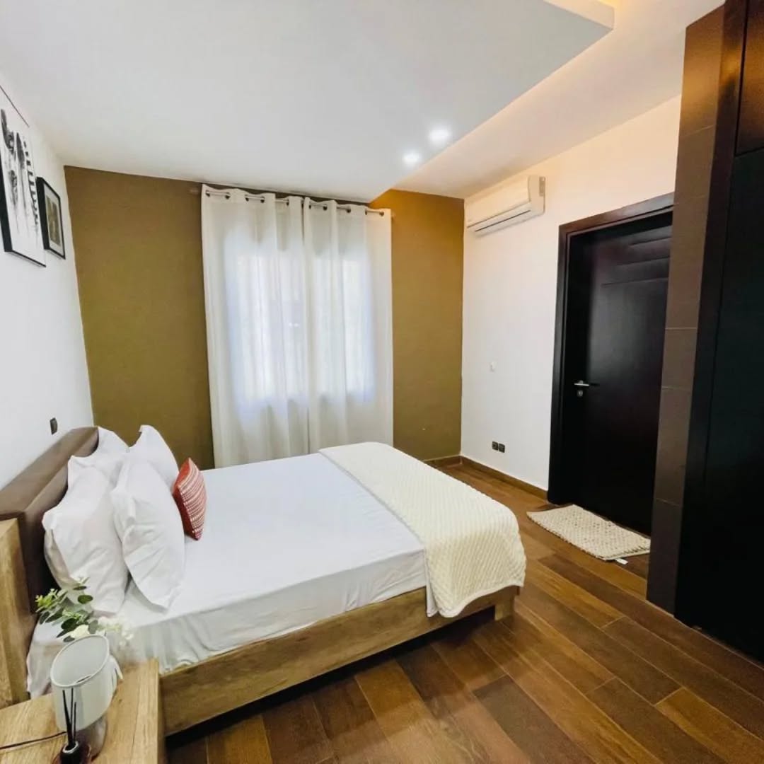 À LOUER : VILLA DUPLEX MEUBLÉ (3 CHAMBRES, BUREAU, GARAGE 2 VOITURES)