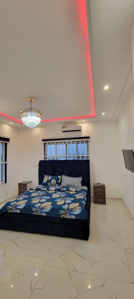 À LOUER – VILLA MEUBLÉE AVEC PISCINE DE 5 PIÈCES À AGODEKA – 04 CHAMBRES, CUISINE MODERNE, WIFI, GARAGE – 900.000F/MOIS