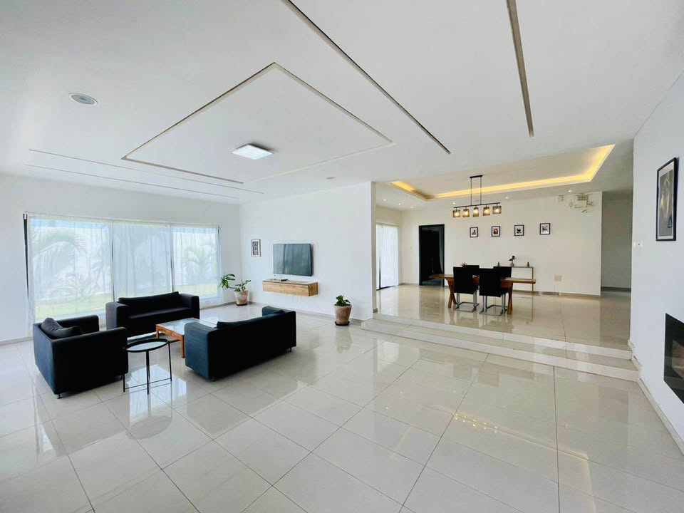 À LOUER – VILLA MEUBLÉE 4 PIÈCES (3 CHAMBRES SALON) EN COUR UNIQUE À KPOGAN