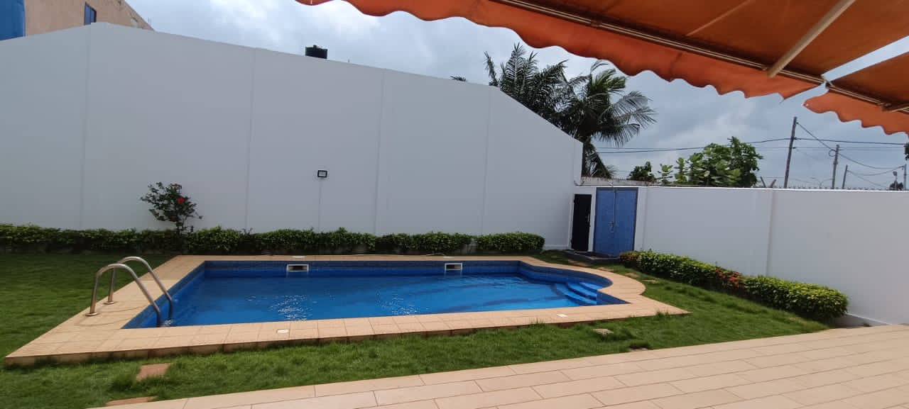 À LOUER – Villa 6 pièces avec piscine à Hedzranawoé Tigamé, à 20 m du goudron | 1,5 million FCFA/mois