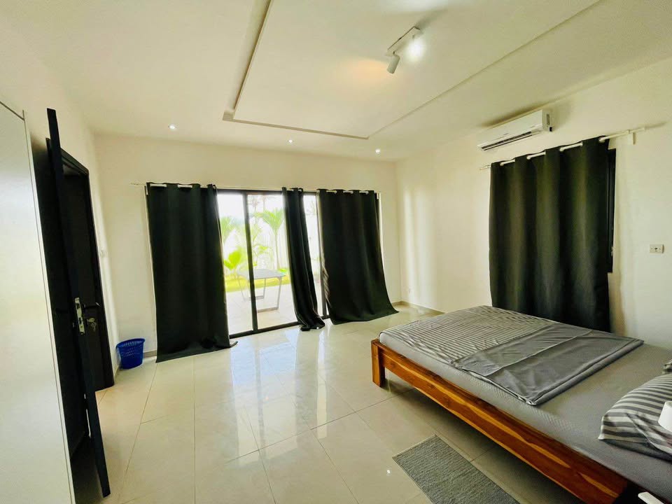 À LOUER – VILLA MEUBLÉE 4 PIÈCES (3 CHAMBRES SALON) EN COUR UNIQUE À KPOGAN