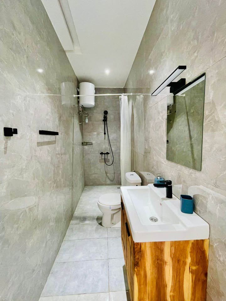 À LOUER – VILLA MEUBLÉE 4 PIÈCES (3 CHAMBRES SALON) EN COUR UNIQUE À KPOGAN