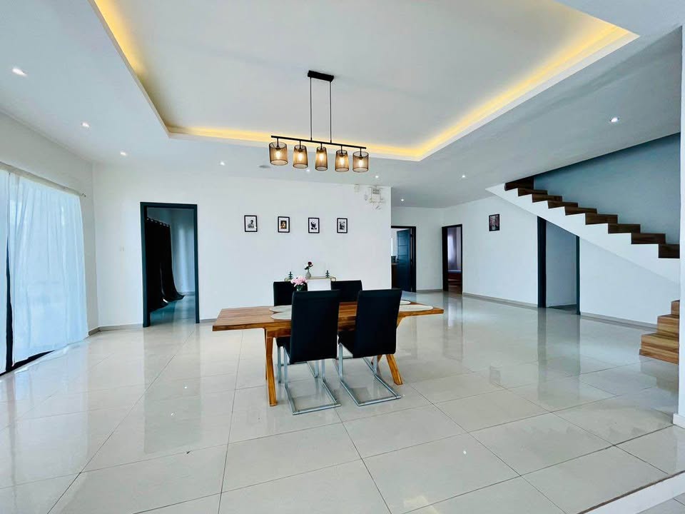 À LOUER – VILLA MEUBLÉE 4 PIÈCES (3 CHAMBRES SALON) EN COUR UNIQUE À KPOGAN