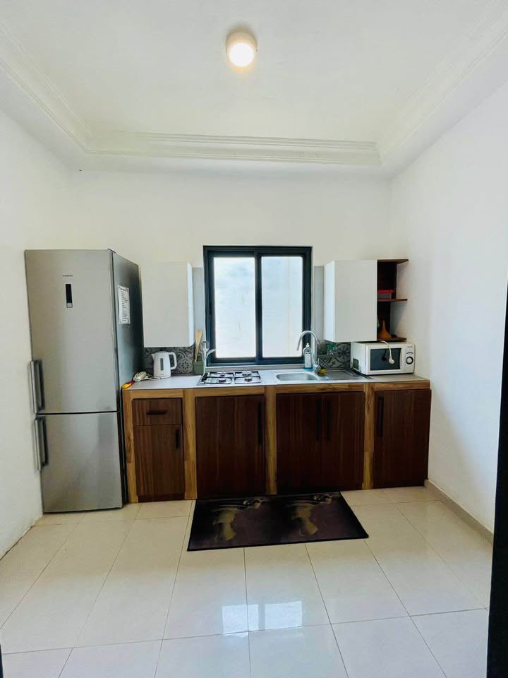 À LOUER – VILLA MEUBLÉE 4 PIÈCES (3 CHAMBRES SALON) EN COUR UNIQUE À KPOGAN