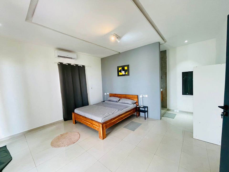 À LOUER – VILLA MEUBLÉE 4 PIÈCES (3 CHAMBRES SALON) EN COUR UNIQUE À KPOGAN