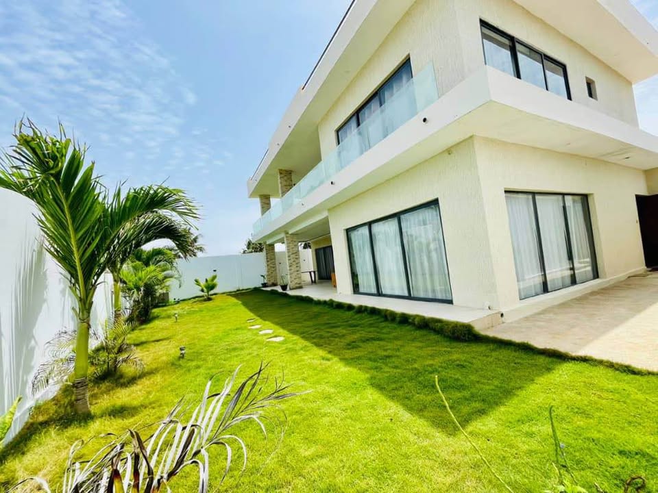 À LOUER – VILLA MEUBLÉE 4 PIÈCES (3 CHAMBRES SALON) EN COUR UNIQUE À KPOGAN