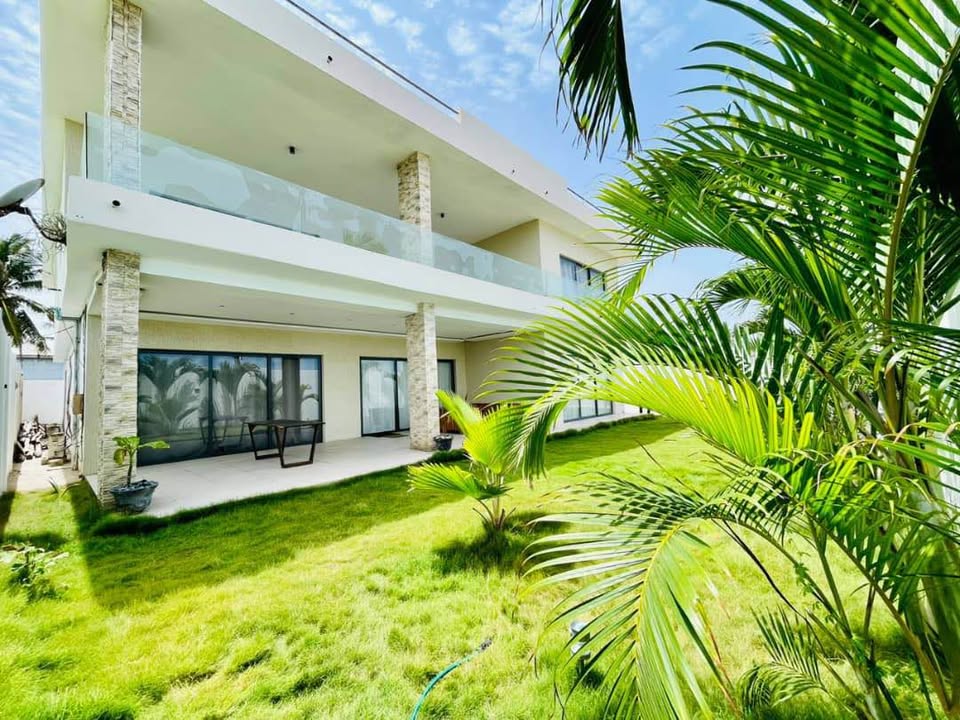 À LOUER – VILLA MEUBLÉE 4 PIÈCES (3 CHAMBRES SALON) EN COUR UNIQUE À KPOGAN