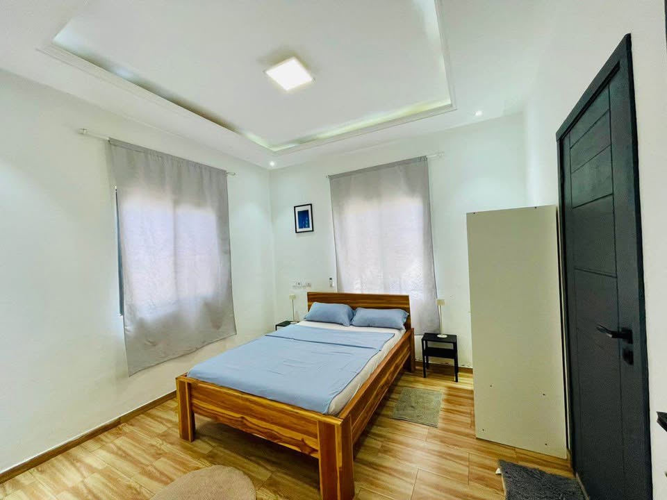 À LOUER – VILLA MEUBLÉE 4 PIÈCES (3 CHAMBRES SALON) EN COUR UNIQUE À KPOGAN