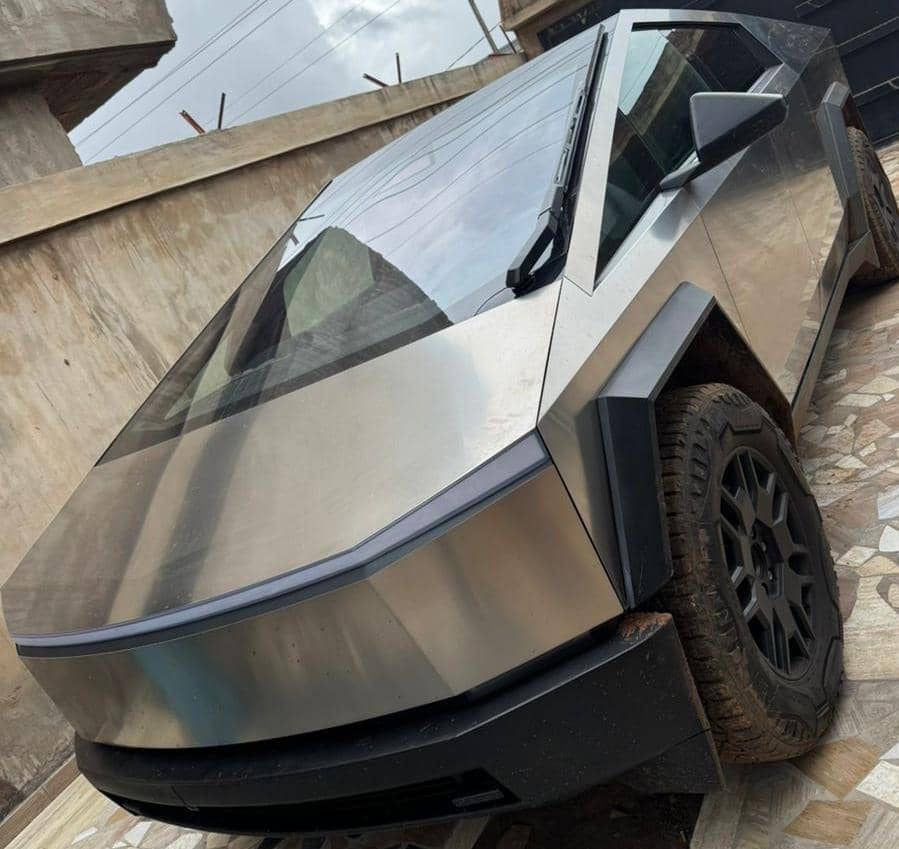 TESLA CYBERTRUCK 2024
