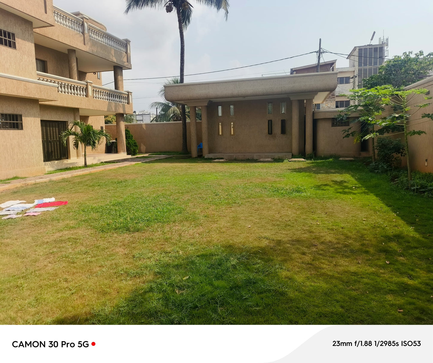 RÉSIDENCE 11 PIÈCES À VENDRE À NYÉKONAKPOÈ – 900 m² | TITRE FONCIER