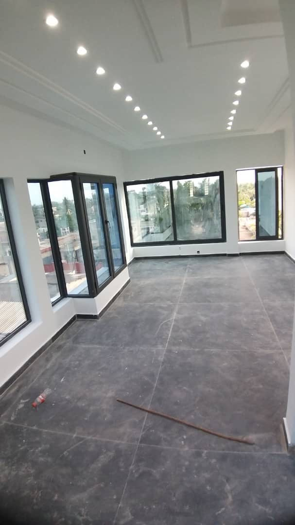 IMMEUBLE À LOUER À AGOÈ CACAVÉLI (6 CHAMBRES, 4 SALONS, 4 CUISINES)