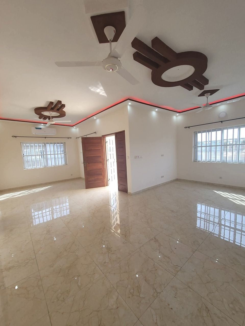 VILLA DUPLEX À VENDRE À AGOÈ – 6 CHAMBRES, 2 SALONS – 55 MILLIONS (FRAIS INCLUS)