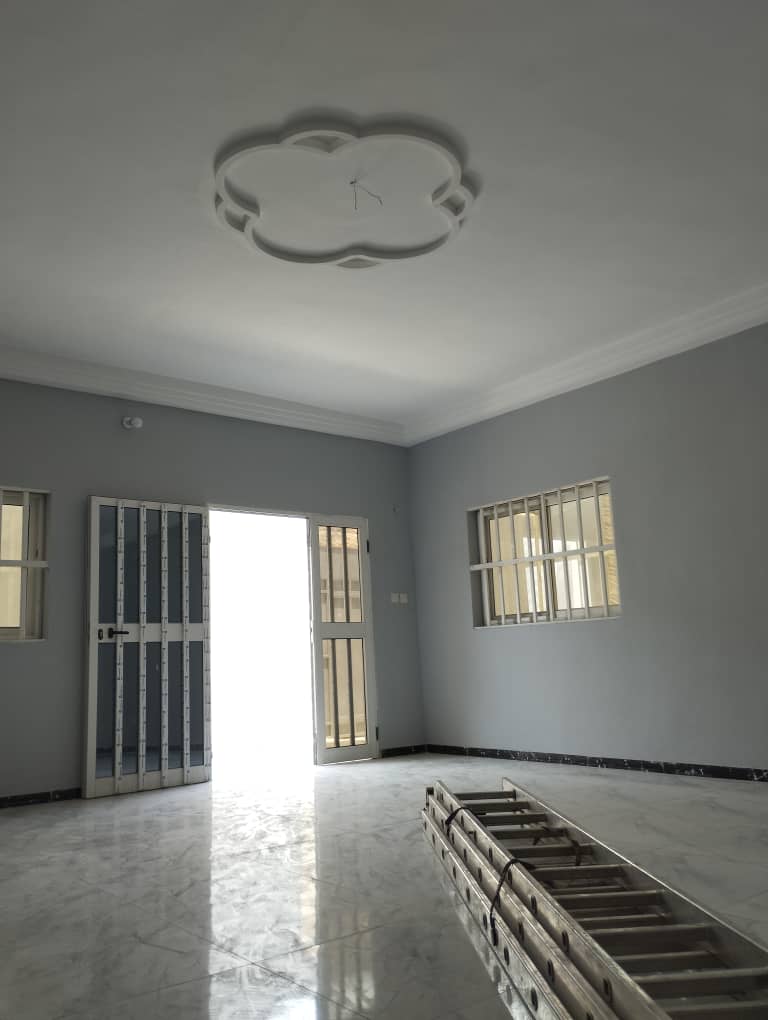 À VENDRE : VILLA DUPLEX DE 5 PIÈCES SUR 300 m² À AGBATA (CÔTÉ NON PLAGE)
