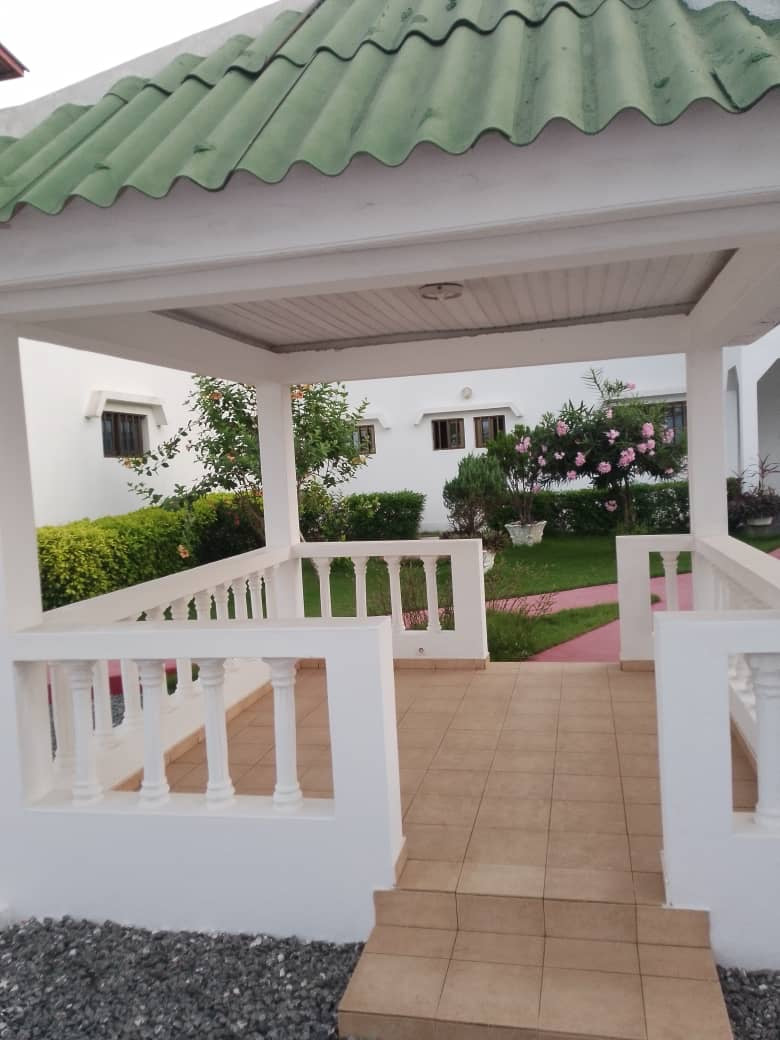 UNE BELLE VILLA À VENDRE À BAGUIDA À 300M DU GOUDRON - 5 CHAMBRES, 2 SALONS