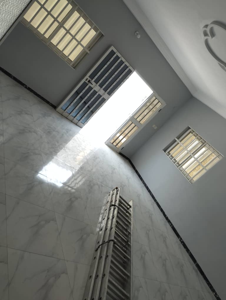 À VENDRE : VILLA DUPLEX DE 5 PIÈCES SUR 300 m² À AGBATA (CÔTÉ NON PLAGE)