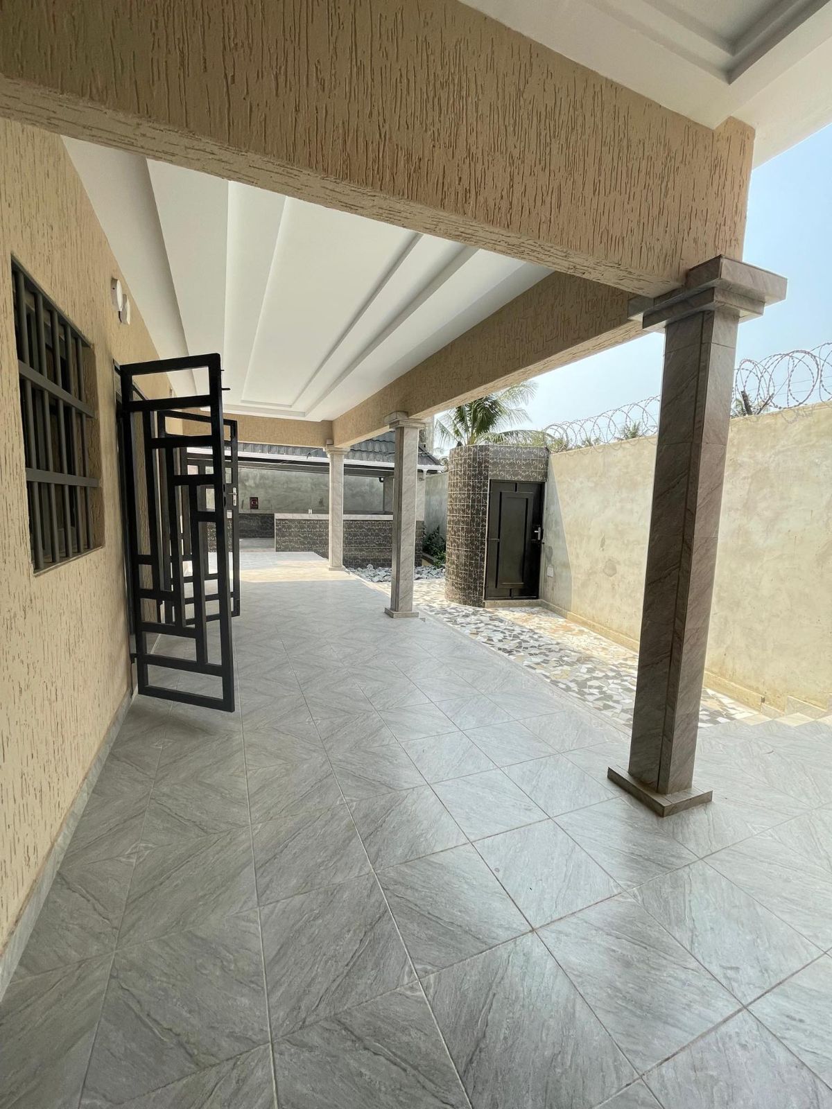 KPOGAN – VILLA 6 CHAMBRES À LOUER À 400 000 FCFA/MOIS