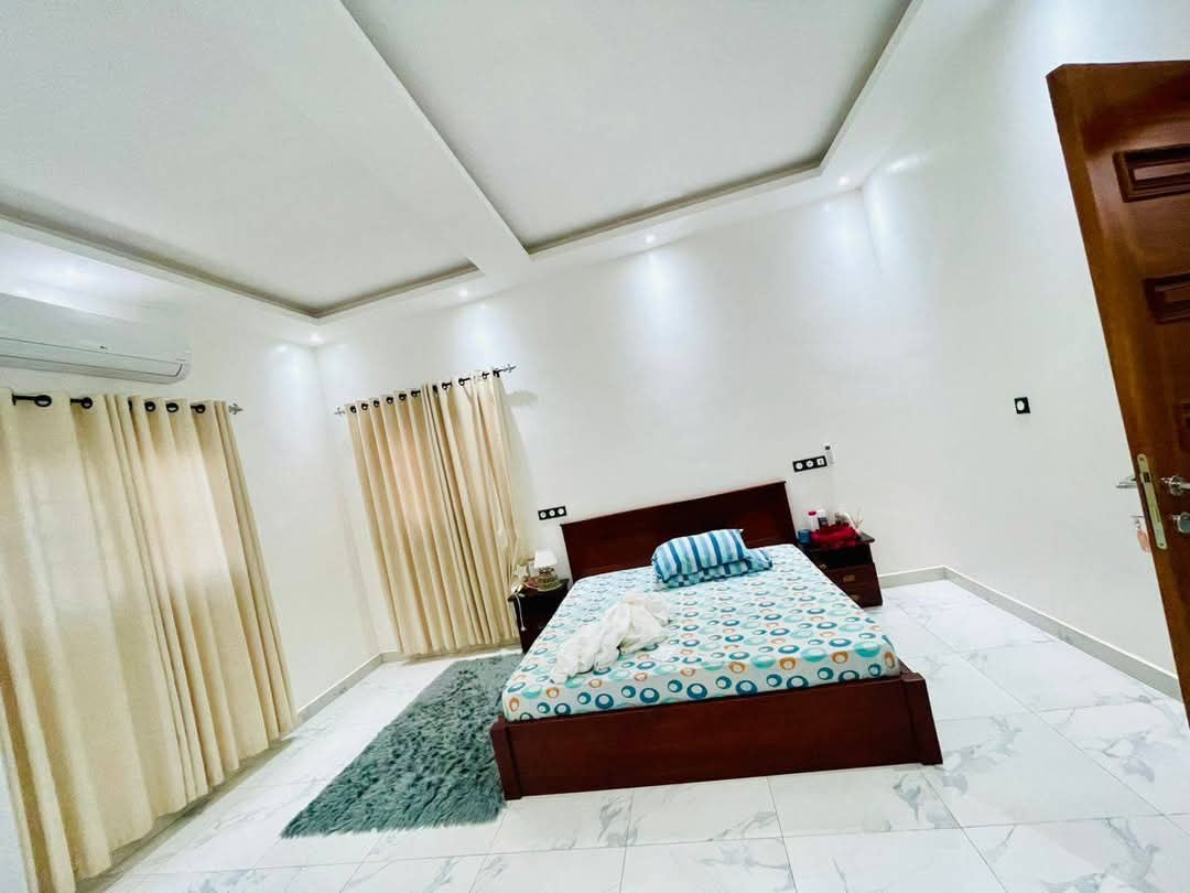 À VENDRE – VILLA MEUBLÉE DE 6 PIÈCES AVEC PISCINE, SALLE DE SPORT & ROOFTOP À ZANGUERA UCAO – 260 MILLIONS FCFA