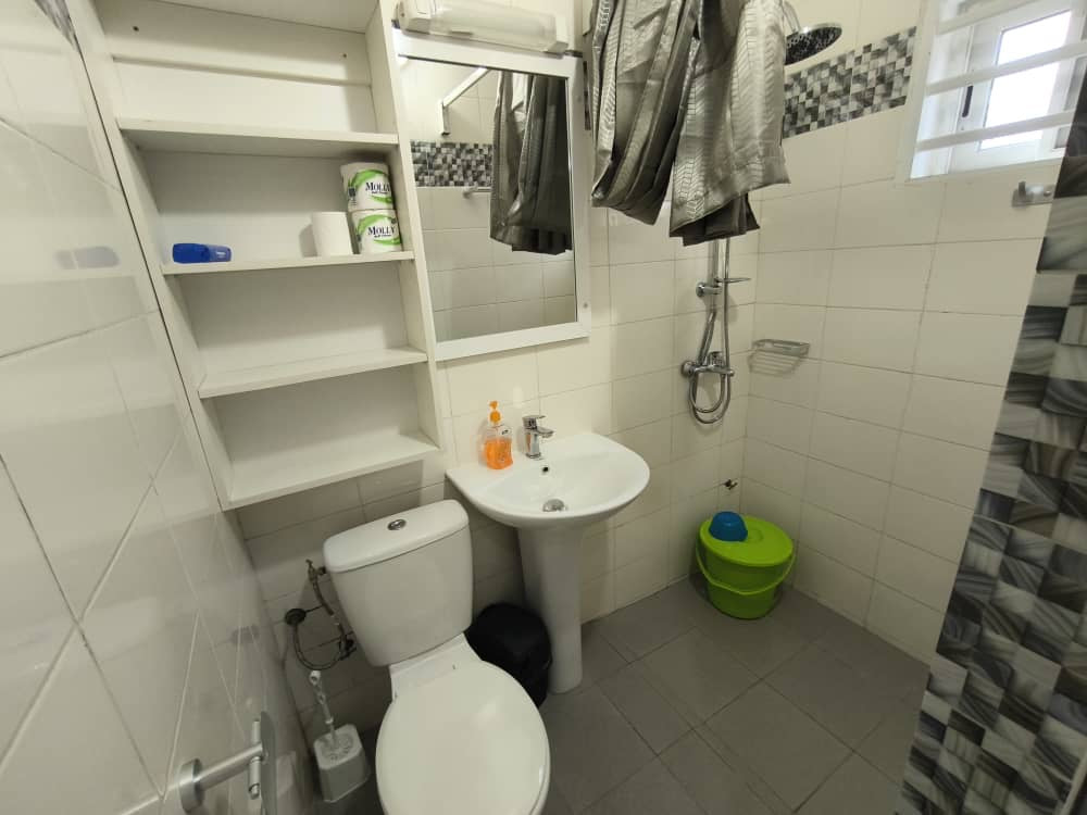 VILLA BASSE À VENDRE – CITÉ MOKPOKPO, ADIDOGOMÉ – 4 PIÈCES