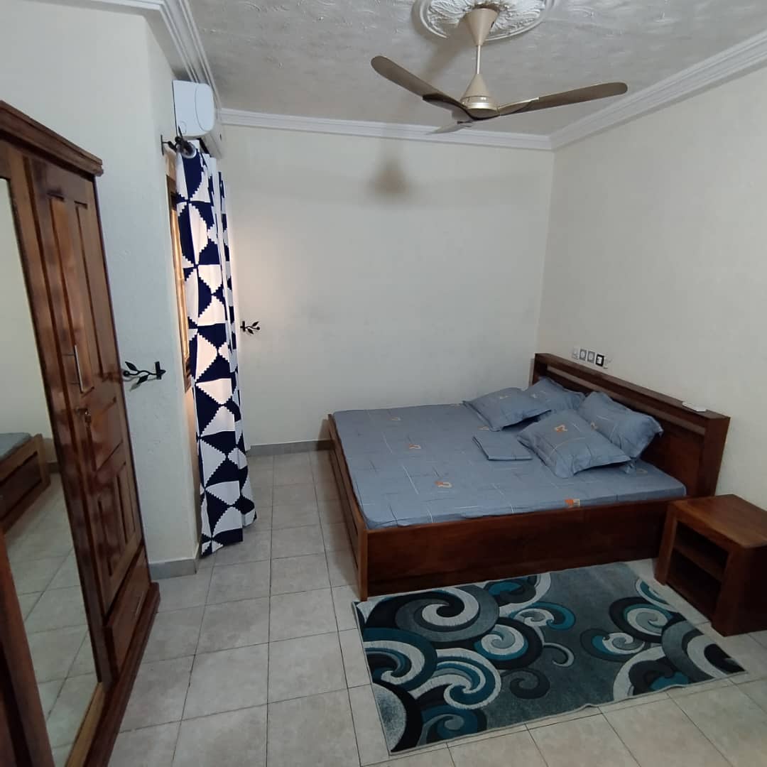 À LOUER – VILLA MEUBLÉE DE 4 PIÈCES AVEC JARDIN À AGOÈ CACAVELI – 500.000F CFA/MOIS