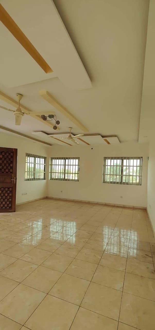 VILLA 8 PIÈCES À LOUER OU À VENDRE À AGOÈ ASSIYEYÉ – 1 LOT