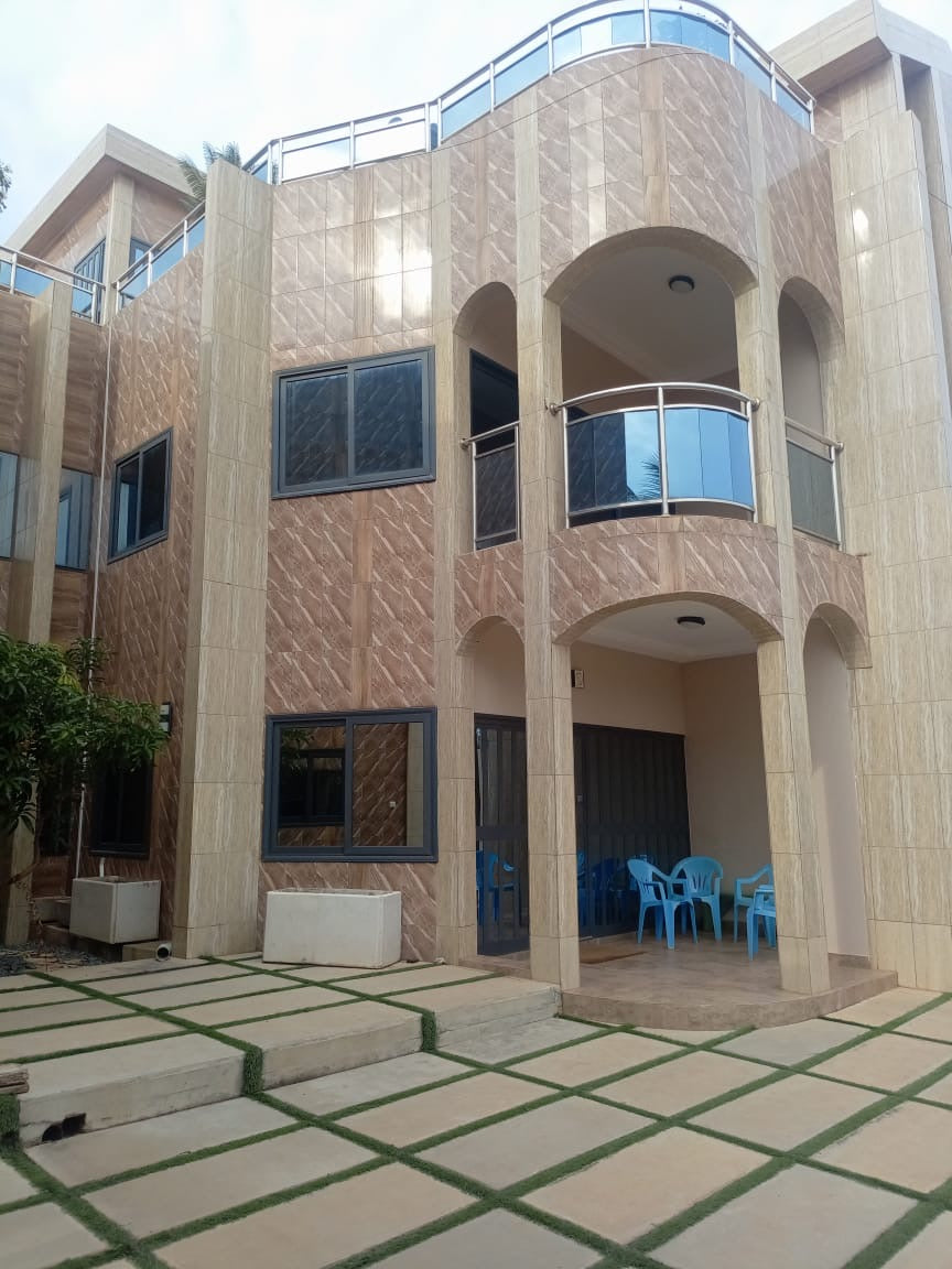 VILLA DE STANDING 11 PIÈCES AVEC PISCINE À VENDRE À SÉGBÉ – 5a 85ca