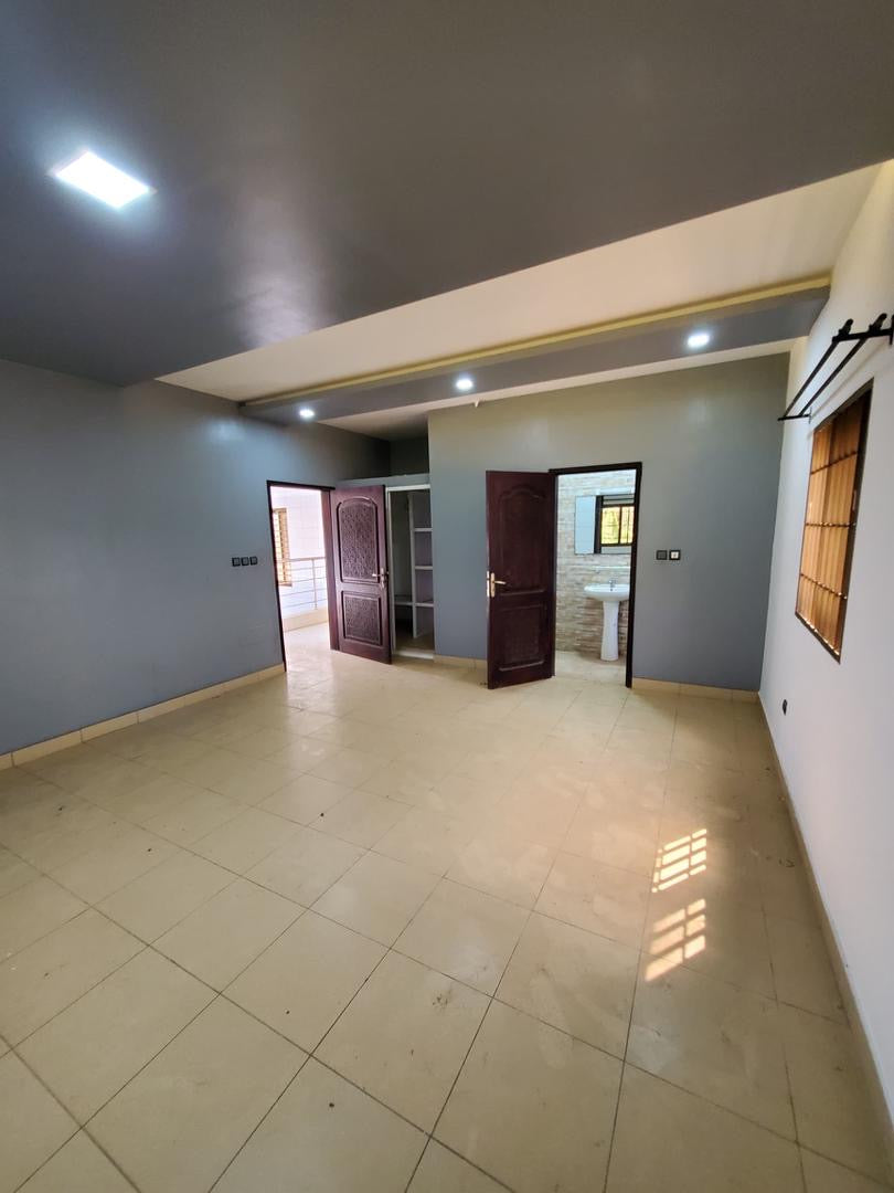 À LOUER – Villa Spacieuse à Hedzranawoé | 4 Chambres, Jardin, Garage, Dépendance | 700.000 FCFA/Mois