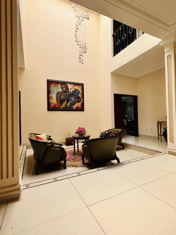 À LOUER – VILLA MEUBLÉE DUPLEX DE 8 PIÈCES AVEC PISCINE À AVEPOZO – 2 500 000 F CFA/MOIS OU 200 000 F/JOUR
