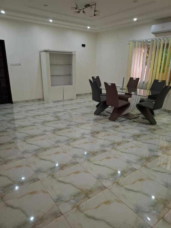 À LOUER – VILLA MEUBLÉE 4 PIÈCES (3 CHAMBRES SALON) AVEC JARDIN À ADIDOGOMÉ ATTILAMONOU