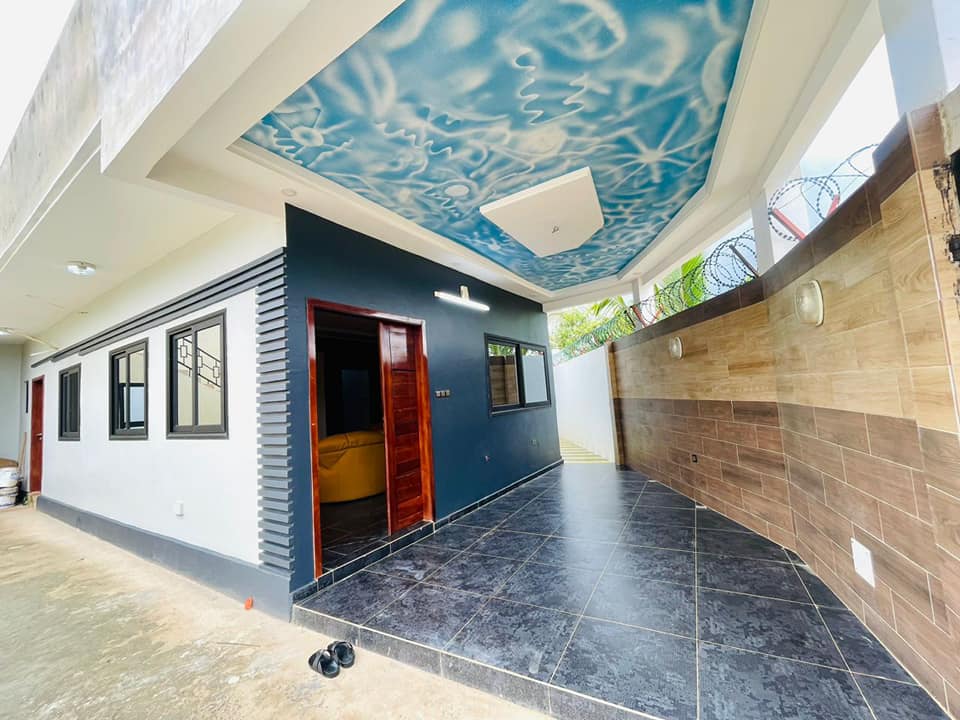 À LOUER – VILLA MEUBLÉE 3 PIÈCES (2 CHAMBRES SALON) CLIMATISÉE AVEC JARDIN ET GARAGE À SANGUERA