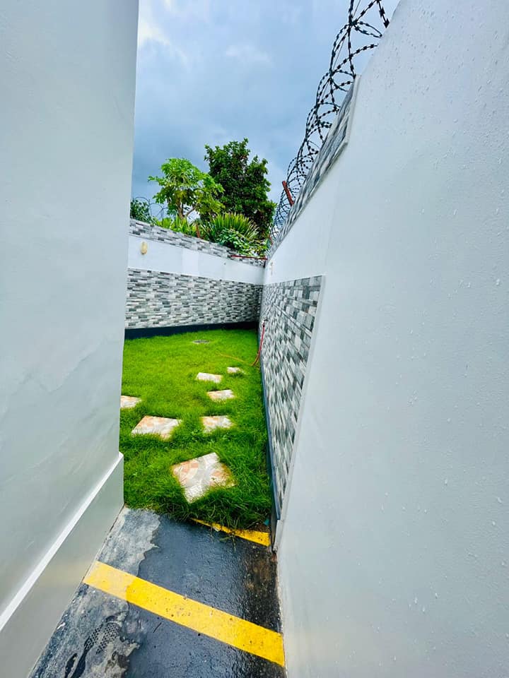 À LOUER – VILLA MEUBLÉE 3 PIÈCES (2 CHAMBRES SALON) CLIMATISÉE AVEC JARDIN ET GARAGE À SANGUERA