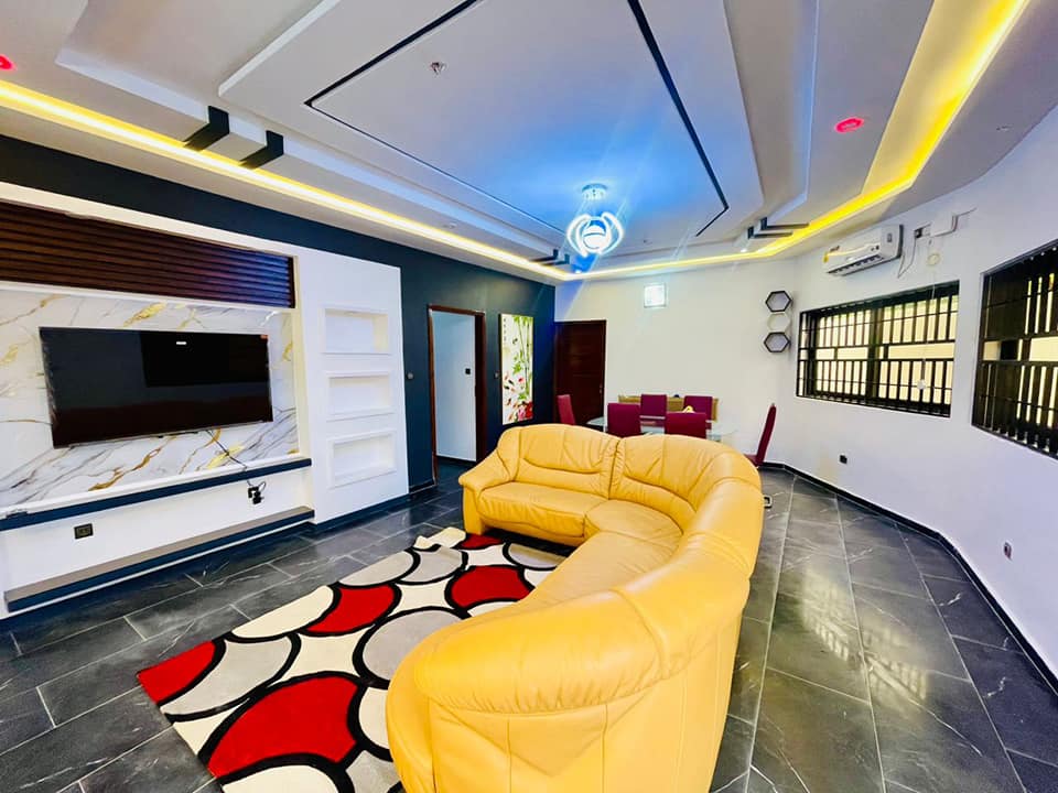 À LOUER – VILLA MEUBLÉE 3 PIÈCES (2 CHAMBRES SALON) CLIMATISÉE AVEC JARDIN ET GARAGE À SANGUERA