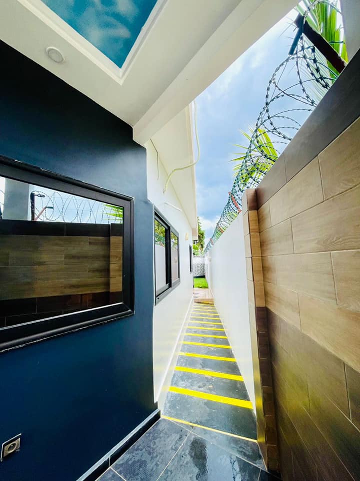 À LOUER – VILLA MEUBLÉE 3 PIÈCES (2 CHAMBRES SALON) CLIMATISÉE AVEC JARDIN ET GARAGE À SANGUERA