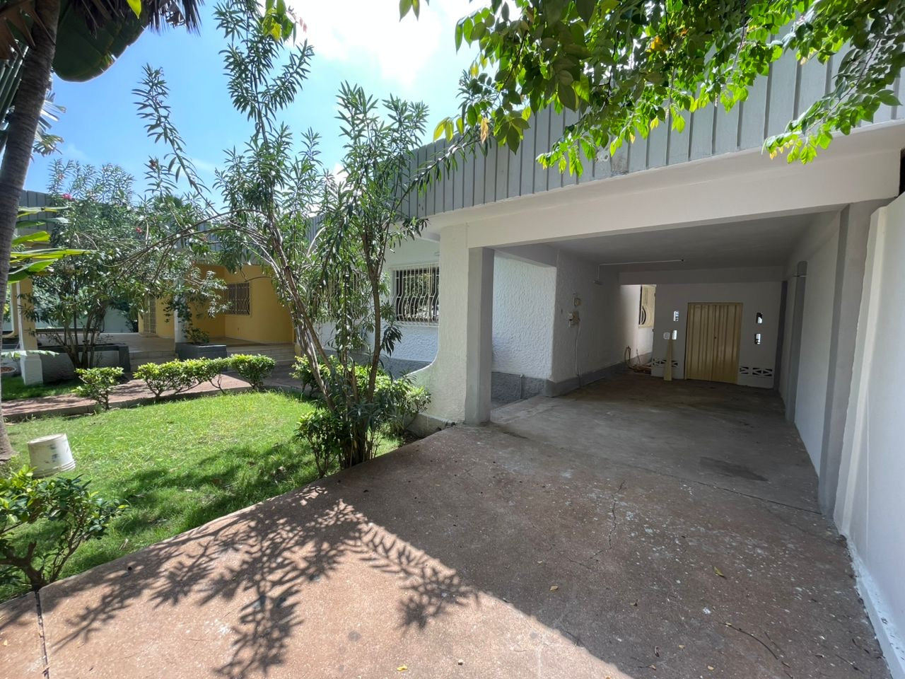 À LOUER – Villa 10 pièces avec piscine sur 900 m² à La Caisse (Résidence du Bénin) | 1.200.000 FCFA/mois