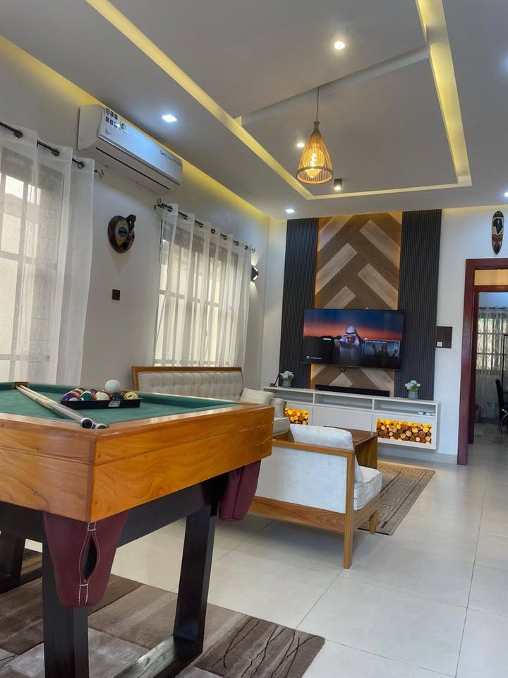 À LOUER – VILLA MEUBLÉE DE 3 PIÈCES (2 CHAMBRES SALON) À KPOGAN