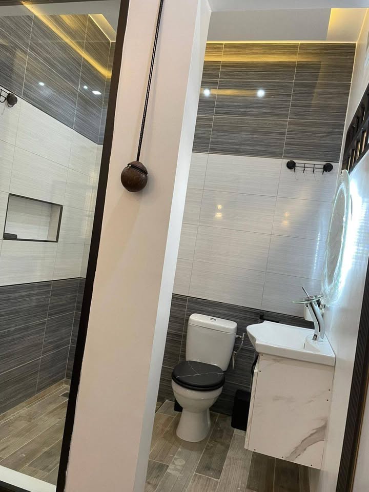 À LOUER – VILLA MEUBLÉE DE 3 PIÈCES (2 CHAMBRES SALON) À KPOGAN