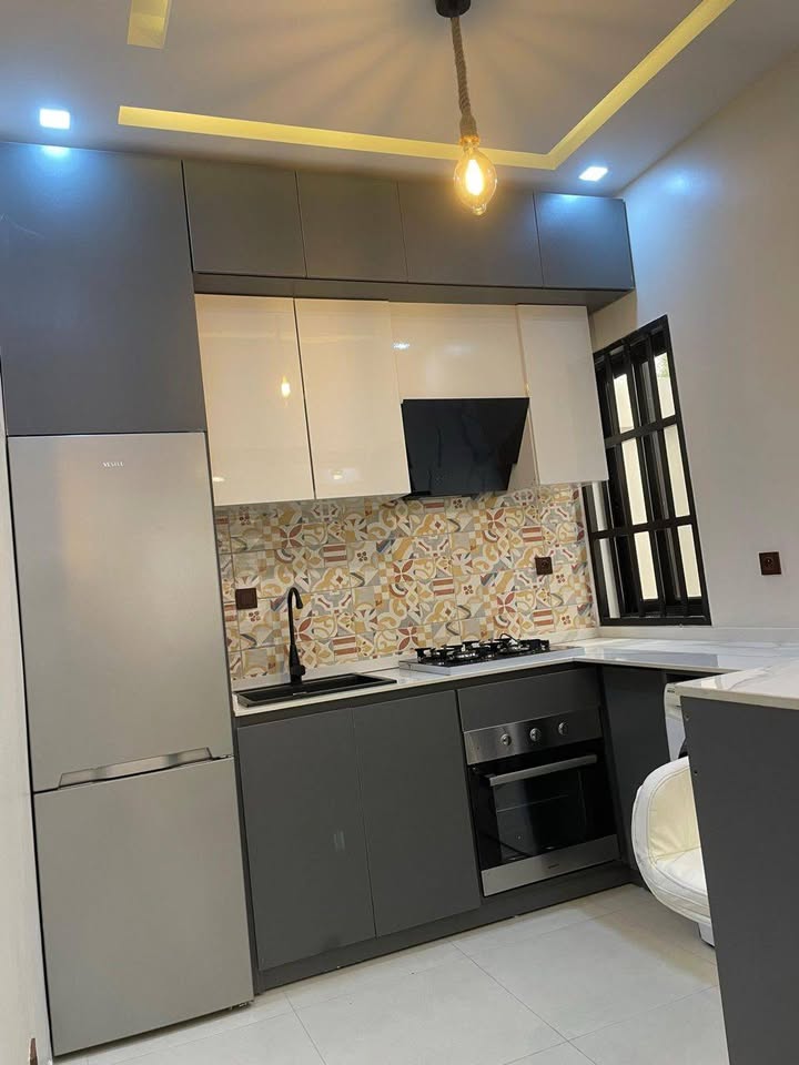 À LOUER – VILLA MEUBLÉE DE 3 PIÈCES (2 CHAMBRES SALON) À KPOGAN