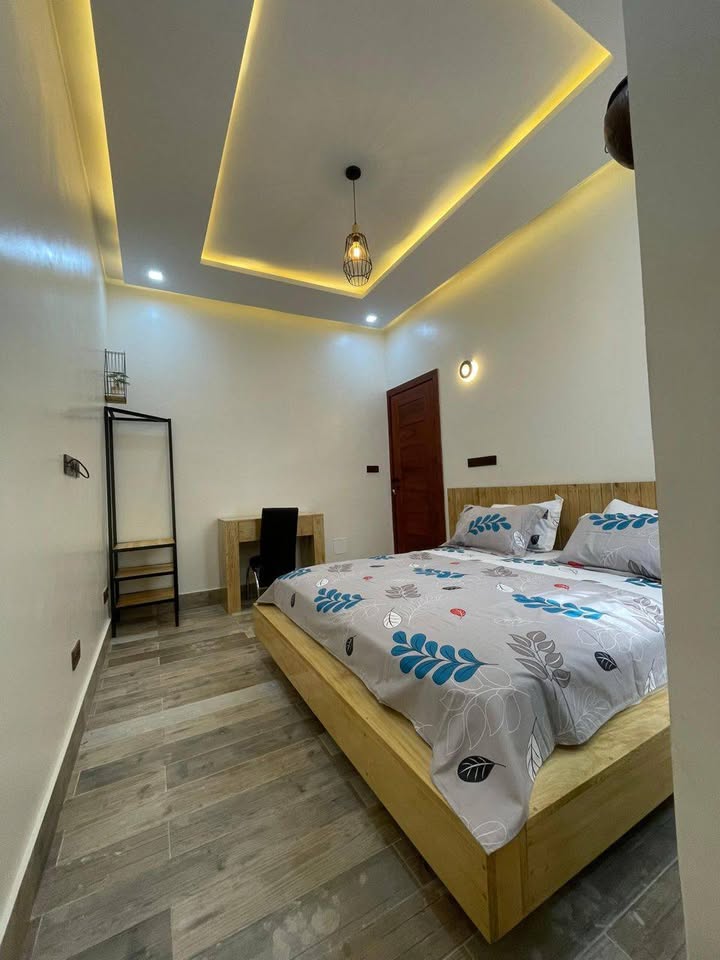 À LOUER – VILLA MEUBLÉE DE 3 PIÈCES (2 CHAMBRES SALON) À KPOGAN