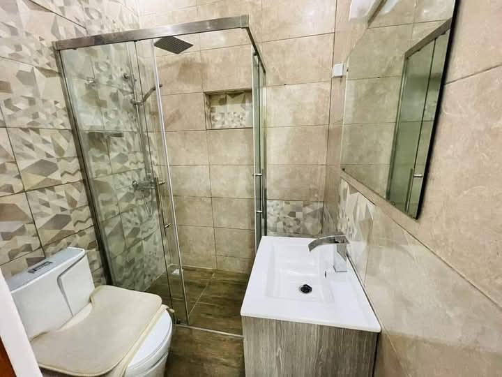 À LOUER – VILLA MEUBLÉE 5 PIÈCES (3 CHAMBRES, 2 SALONS) HAUT STANDING À AGOE RÉSERVE