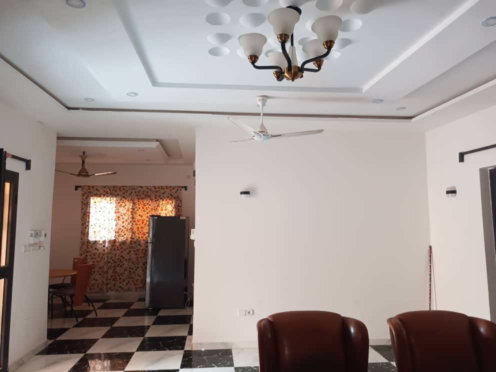VILLA MEUBLÉE 3 PIÈCES À VENDRE À SÉGBÉ – 500M DU GOUDRON