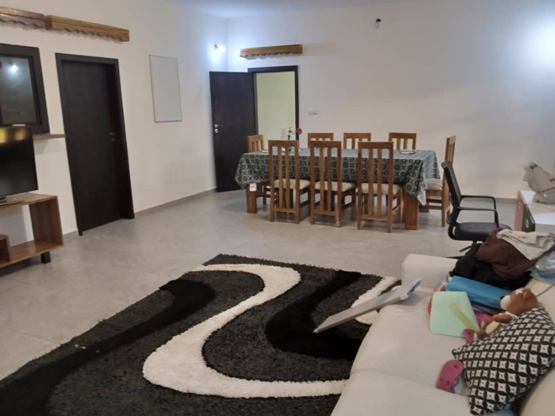À VENDRE – VILLA DUPLEX MEUBLÉE 9 PIÈCES (7 CHAMBRES, 2 SALONS) À BAGUIDA CITÉ BOAD