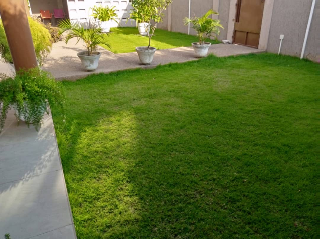 À VENDRE – VILLA DUPLEX MEUBLÉE 9 PIÈCES (7 CHAMBRES, 2 SALONS) À BAGUIDA CITÉ BOAD