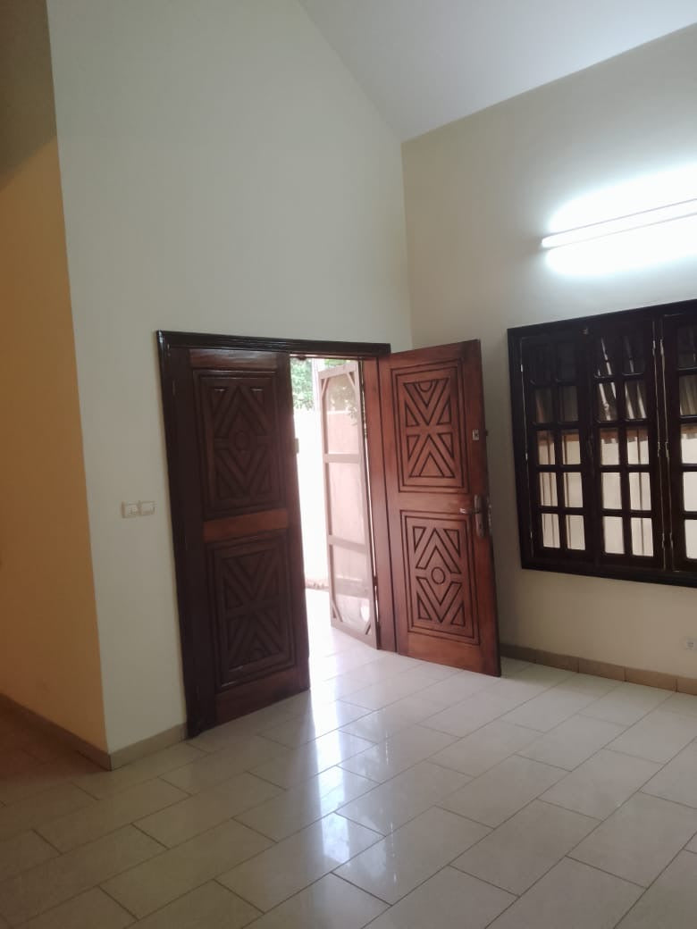 VILLA R+1 EN ANGLE DE RUE À VENDRE À HEDZRANAWOÉ – 4 CHAMBRES, 2 SALONS – 90 MILLIONS